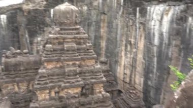 Kailasa Tapınağı, Ellora mağaraları, dünyadaki en büyük kaya kesimi mağara kompleksi ve UNESCO dünya mirası alanlarından biridir..