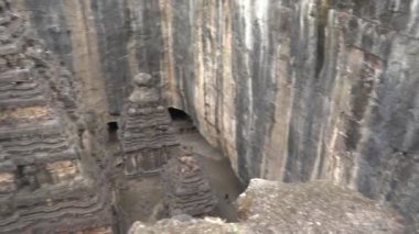 Kailasa Tapınağı, Ellora mağaraları, dünyadaki en büyük kaya kesimi mağara kompleksi ve UNESCO dünya mirası alanlarından biridir..
