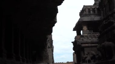 Kailasa Tapınağı, Ellora mağaraları, dünyadaki en büyük kaya kesimi mağara kompleksi ve UNESCO dünya mirası alanlarından biridir..