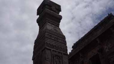 Kailasa Tapınağı, Ellora mağaraları, dünyanın en büyük kaya kesimi mağara komplekslerinden ve UNESCO dünya mirası alanlarından biridir..