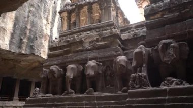 Kailasa Tapınağı, Ellora mağaraları, dünyanın en büyük kaya kesimi mağara komplekslerinden ve UNESCO dünya mirası alanlarından biridir..