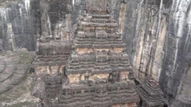 Kailasa Tapınağı, Ellora mağaraları, dünyadaki en büyük kaya kesimi mağara kompleksi ve UNESCO dünya mirası alanlarından biridir..