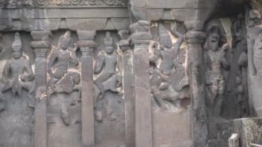 Kailasa Tapınağı, Ellora mağaraları, dünyanın en büyük kaya kesimi mağara komplekslerinden ve UNESCO dünya mirası alanlarından biridir..