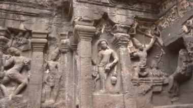 Kailasa Tapınağı, Ellora mağaraları, dünyanın en büyük kaya kesimi mağara komplekslerinden ve UNESCO dünya mirası alanlarından biridir..