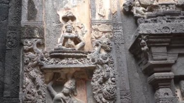 Kailasa Tapınağı, Ellora mağaraları, dünyanın en büyük kaya kesimi mağara komplekslerinden ve UNESCO dünya mirası alanlarından biridir..