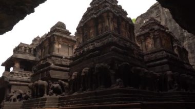 Kailasa Tapınağı, Ellora mağaraları, dünyadaki en büyük kaya kesimi mağara kompleksi ve UNESCO dünya mirası alanlarından biridir..