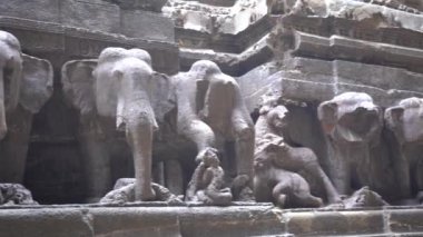 Kailasa Tapınağı, Ellora mağaraları, dünyanın en büyük kaya kesimi mağara komplekslerinden ve UNESCO dünya mirası alanlarından biridir..