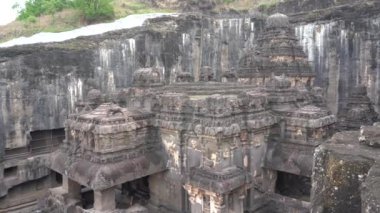 Kailasa Tapınağı, Ellora mağaraları, dünyadaki en büyük kaya kesimi mağara kompleksi ve UNESCO dünya mirası alanlarından biridir..