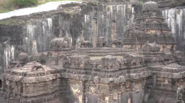 Kailasa Tapınağı, Ellora mağaraları, dünyadaki en büyük kaya kesimi mağara kompleksi ve UNESCO dünya mirası alanlarından biridir..