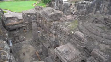 Kailasa Tapınağı, Ellora mağaraları, dünyadaki en büyük kaya kesimi mağara kompleksi ve UNESCO dünya mirası alanlarından biridir..