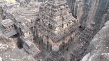 Kailasa Tapınağı, Ellora mağaraları, dünyanın en büyük kaya kesimi mağara komplekslerinden ve UNESCO dünya mirası alanlarından biridir..