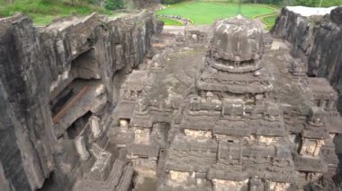 Kailasa Tapınağı, Ellora mağaraları, dünyadaki en büyük kaya kesimi mağara kompleksi ve UNESCO dünya mirası alanlarından biridir..