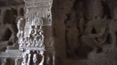 Kailasa Tapınağı, Ellora mağaraları, dünyanın en büyük kaya kesimi mağara komplekslerinden ve UNESCO dünya mirası alanlarından biridir..