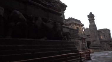 Kailasa Tapınağı, Ellora mağaraları, dünyadaki en büyük kaya kesimi mağara kompleksi ve UNESCO dünya mirası alanlarından biridir..