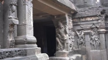 Kailasa Tapınağı, Ellora mağaraları, dünyanın en büyük kaya kesimi mağara komplekslerinden ve UNESCO dünya mirası alanlarından biridir..
