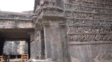 Kailasa Tapınağı, Ellora mağaraları, dünyanın en büyük kaya kesimi mağara komplekslerinden ve UNESCO dünya mirası alanlarından biridir..