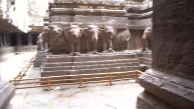 Ellora mağaralarını keşfeden kadın turistler, dünyadaki en büyük kaya kesimi mağara kompleksi ve UNESCO dünya mirası.