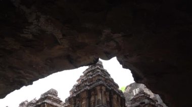 Kailasa Tapınağı, Ellora mağaraları, dünyadaki en büyük kaya kesimi mağara kompleksi ve UNESCO dünya mirası alanlarından biridir..