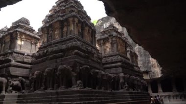 Kailasa Tapınağı, Ellora mağaraları, dünyanın en büyük kaya kesimi mağara komplekslerinden ve UNESCO dünya mirası alanlarından biridir..