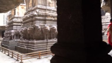Kailasa Tapınağı, Ellora mağaraları, dünyanın en büyük kaya kesimi mağara komplekslerinden ve UNESCO dünya mirası alanlarından biridir..