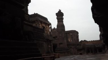 Kailasa Tapınağı, Ellora mağaraları, dünyadaki en büyük kaya kesimi mağara kompleksi ve UNESCO dünya mirası alanlarından biridir..