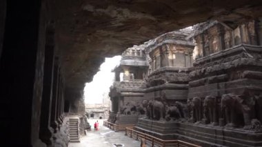 Kailasa Tapınağı, Ellora mağaraları, dünyadaki en büyük kaya kesimi mağara kompleksi ve UNESCO dünya mirası alanlarından biridir..
