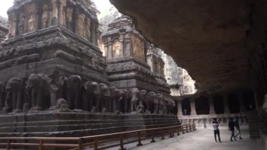 Kailasa Tapınağı, Ellora mağaraları, dünyanın en büyük kaya kesimi mağara komplekslerinden ve UNESCO dünya mirası alanlarından biridir..