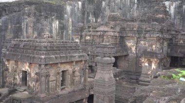 Kailasa Tapınağı, Ellora mağaraları, dünyadaki en büyük kaya kesimi mağara kompleksi ve UNESCO dünya mirası alanlarından biridir..