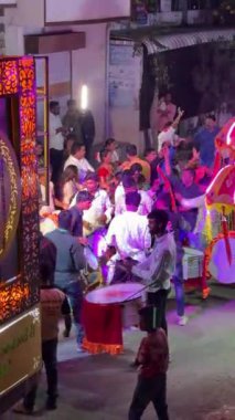 MUMBAI, INDIA, 22 Aralık 2024: Düğün kutlamaları sırasında arkadaşları ve ailesiyle (Baraat) damat dansı.