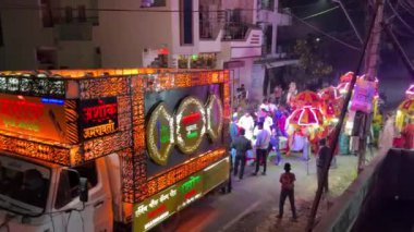 MUMBAI, INDIA, 22 Aralık 2024: Düğün kutlamaları sırasında arkadaşları ve ailesiyle (Baraat) damat dansı.