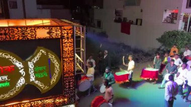 MUMBAI, INDIA, 22 Aralık 2024: Düğün kutlamaları sırasında arkadaşları ve ailesiyle (Baraat) damat dansı.