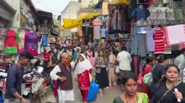PUNE, INDIA, 25 Aralık 2024: Tulshi Baug Market 'te alışveriş için toplanan kalabalık, geleneksel Maharashtrian yemek malzemeleri, kozmetik ürünleri, mücevher ve ev eşyaları da dahil olmak üzere ürünler satıyor.
