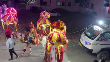 MUMBAI, INDIA, 22 Aralık 2024: Düğün kutlamaları sırasında arkadaşları ve ailesiyle (Baraat) damat dansı.