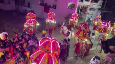 MUMBAI, INDIA, 22 Aralık 2024: Düğün kutlamaları sırasında arkadaşları ve ailesiyle (Baraat) damat dansı.