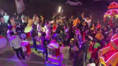 MUMBAI, INDIA, 22 Aralık 2024: Düğün kutlamaları sırasında arkadaşları ve ailesiyle (Baraat) damat dansı.