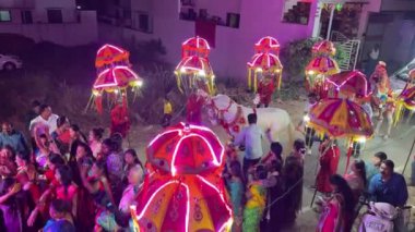 MUMBAI, INDIA, 22 Aralık 2024: Düğün kutlamaları sırasında arkadaşları ve ailesiyle (Baraat) damat dansı.