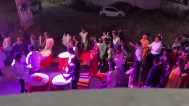 MUMBAI, INDIA, 22 Aralık 2024: Düğün kutlamaları sırasında arkadaşları ve ailesiyle (Baraat) damat dansı.