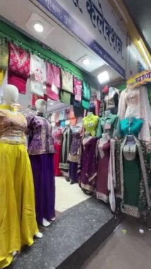 PUNE, INDIA, 25 Aralık 2024: Tulshi Baug Market 'te alışveriş için toplanan kalabalık, geleneksel Maharashtrian yemek malzemeleri, kozmetik ürünleri, mücevher ve ev eşyaları da dahil olmak üzere ürünler satıyor.