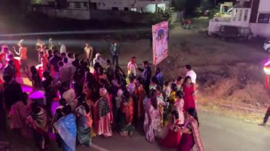 MUMBAI, INDIA, 22 Aralık 2024: Düğün kutlamaları sırasında arkadaşları ve ailesiyle (Baraat) damat dansı.