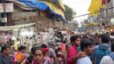 PUNE, INDIA, 25 Aralık 2024: Tulshi Baug Market 'te alışveriş için toplanan kalabalık, geleneksel Maharashtrian yemek malzemeleri, kozmetik ürünleri, mücevher ve ev eşyaları da dahil olmak üzere ürünler satıyor.