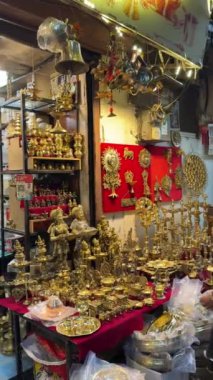 PUNE, INDIA, 25 Aralık 2024: Tulshi Baug Market 'te alışveriş için toplanan kalabalık, geleneksel Maharashtrian yemek malzemeleri, kozmetik ürünleri, mücevher ve ev eşyaları da dahil olmak üzere ürünler satıyor.