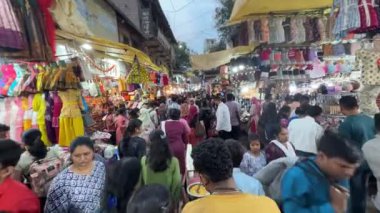 PUNE, INDIA, 25 Aralık 2024: Tulshi Baug Market 'te alışveriş için toplanan kalabalık, geleneksel Maharashtrian yemek malzemeleri, kozmetik ürünleri, mücevher ve ev eşyaları da dahil olmak üzere ürünler satıyor.