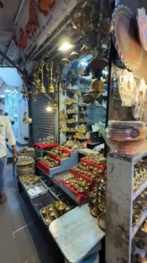 PUNE, INDIA, 25 Aralık 2024: Tulshi Baug Market 'te alışveriş için toplanan kalabalık, geleneksel Maharashtrian yemek malzemeleri, kozmetik ürünleri, mücevher ve ev eşyaları da dahil olmak üzere ürünler satıyor.