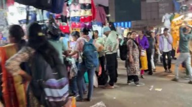 PUNE, INDIA, 25 Aralık 2024: Tulshi Baug Market 'te alışveriş için toplanan kalabalık, geleneksel Maharashtrian yemek malzemeleri, kozmetik ürünleri, mücevher ve ev eşyaları da dahil olmak üzere ürünler satıyor.