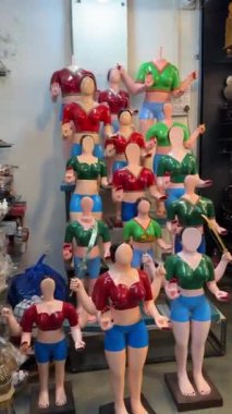 PUNE, INDIA, 25 Aralık 2024: Tulshi Baug Market 'te alışveriş için toplanan kalabalık, geleneksel Maharashtrian yemek malzemeleri, kozmetik ürünleri, mücevher ve ev eşyaları da dahil olmak üzere ürünler satıyor.