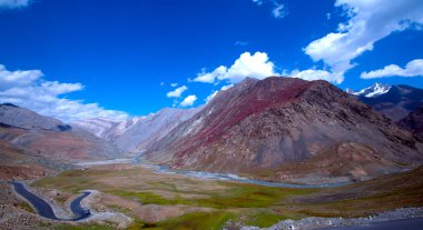 Himalayalar, Ladakh, Hindistan 'daki Himalaya Manali-Leh otoyolu.