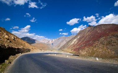 Himalayalar, Ladakh, Hindistan 'daki Himalaya Manali-Leh otoyolu.