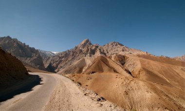 Himalayalar, Ladakh, Hindistan 'daki Himalaya Manali-Leh otoyolu.