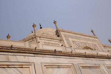 Taj Mahal aydınlık ve açık bir günde, Agra, Hindistan 'daki UNESCO Dünya Mirasları sahasında.