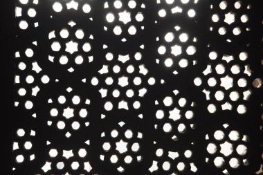 Mücevher Kutusu ya da Bebek Taj olarak adlandırılan Itmad-Ud-Daulah 'ın mezarının duvarındaki geometrik desenli yapı Agra, Uttar Pradesh, Hindistan' da yer almaktadır..